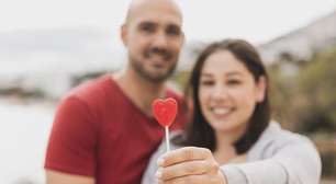 Quer atrair amor em 2026? Tome esse banho de ervas hoje