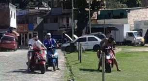 De férias na Bahia, Memphis Depay veste camisa da Seleção, grava clipe e vira atração entre moradores