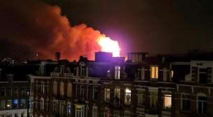 Incêndio de igreja histórica e violência com fogos marcam virada na Holanda