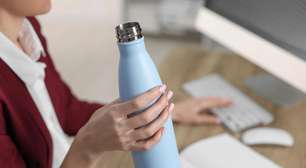 Você usa garrafa d'água reutilizável? Estudo revela que ela pode ter mais bactérias que um vaso sanitário