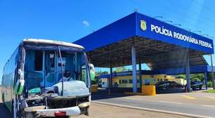 Motorista é autuado por dirigir ônibus sem para-brisa e de capacete