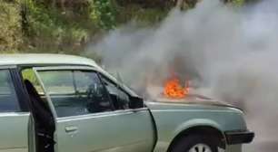 Vídeo mostra Monza 1989 pegando fogo em avenida de Mairinque e correria de pessoas