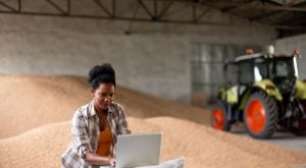 Antes da decisão, o livro: as leituras do Forbes Mulher Agro para começar 2026