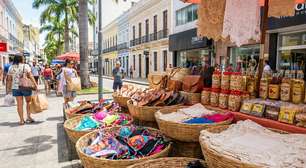 Avenida de Fortaleza vira um shopping a céu aberto; com 2 km de extensão, ela se tornou um dos maiores corredores de moda e artesanato do Ceará