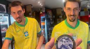 Filho de Bolsonaro entrega medalha de 'imbrochável' a comerciante em Santa Catarina