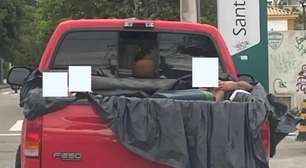 Motorista é flagrado com passageiro em 'piscina' improvisada na caçamba de picape