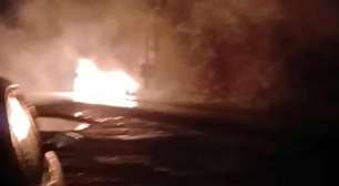 Carro pega fogo em estrada de Mairinque e moradores aguardam 1 hora por bombeiros
