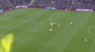 John, ex-Botafogo, falha feio, se lesiona e chora ao sair de campo na Premier League; confira