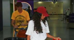 Shawn Mendes passa por perrengue em aeroporto ao lado de Bruna Marquezine após dias de romance em Alagoas