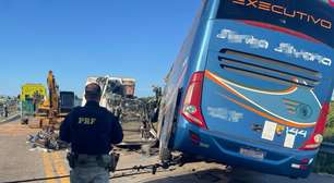 Colisão entre ônibus e carreta deixa 11 mortos e dezenas de feridos na BR-116, em Pelotas