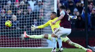 Ex-Botafogo John comete falha bizarra em jogo do Forest; assista!