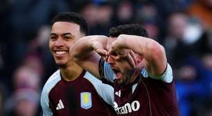 John falha em gol do Aston Villa, que vence Nottingham e se mantém firme na briga pelo título