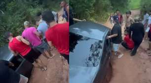 Família cai em buraco com carro em Mairinque e diz se arrepender votar em prefeito