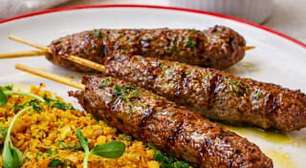 Kafta tradicional suculenta: o espeto de carne moída árabe