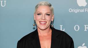 Pink pula festividades de ano novo para fazer cirurgia no pescoço