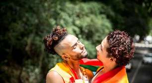 Casais que se expõem menos nas redes sociais são mais felizes, diz estudo