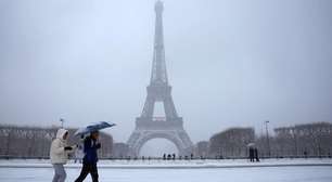 Tempestade de neve provoca redução de voos e paralisa transportes em Paris