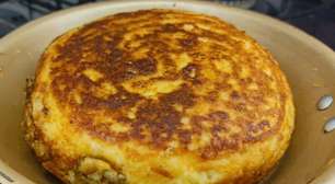 Torta de frigideira sem trigo misturando arroz, sardinha e ovo para um lanche ou jantar rápido