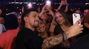 "Ninguém me pediu autógrafo": Arrascaeta rouba cena em camarim da dupla Henrique &amp; Juliano