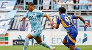 Vitória encaminha contratação de zagueiro artilheiro que atuava no exterior