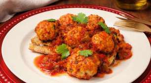 Sem carne, muito sabor: veja como fazer almôndegas de repolho