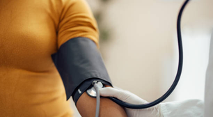 Imagens da internet mostram posições erradas para medir a pressão arterial em casa