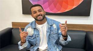 Cantor casado é flagrado em clima animado com duas mulheres e vira assunto na web