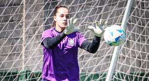 Goleira do Corinthians volta a treinar com bola durante recuperação de lesão