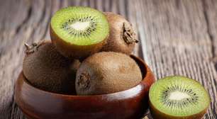 Segundo especialistas em sono, quem come kiwi antes de dormir adormece mais rápido, dorme por mais tempo e tem um sono melhor