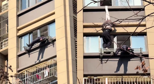 Idoso cai do 15º andar de prédio e é salvo após ficar preso em varal de vizinho; veja vídeo