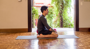 Descubra 5 posições de yoga para combater a ansiedade
