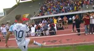 Bizarro! Jogador acerta bolada em torcedor durante apresentação oficial; veja vídeo