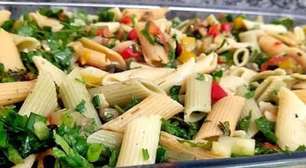 Salada de macarrão refrescante e colorida, o acompanhamento ideal para o seu almoço em família