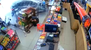 Carro desgovernado invade loja de conveniência de posto e mulher fica ferida em SP