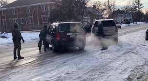 Mulher é morta por agentes de imigração de Trump e gera protesto nos EUA