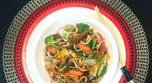 Yakisoba de legumes: sabor sem carne