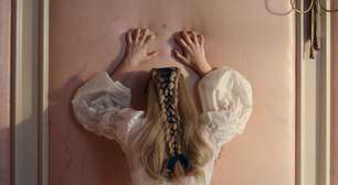 A diretora quer "o Titanic desta geração", mas o público detona cada detalhe do filme de romance mais polêmico do ano; Adaptação de clássico gótico estreia em um mês