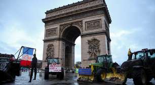 Cerca de 100 tratores invadem Paris em protesto de agricultores contra o acordo UE-Mercosul