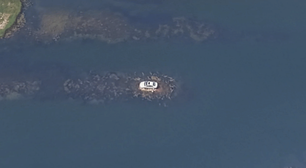 Um Volvo S80 está estacionado no meio de um lago há 13 anos, e se tornou atração turística