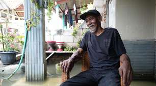 As casas inundadas diariamente em ilha que está afundando: 'Me sinto um humano anfíbio'
