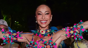 Sabrina Sato escolhe look colorido para ensaio de rua da Vila Isabel; veja fotos