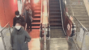 Carregador portátil explode no bolso de passageiro e causa incêndio em estação de metrô; veja vídeo