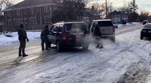 Vídeo mostra ação de agente de imigração de Trump que matou mulher em Minneapolis, nos EUA