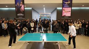 Alcaraz e Sinner duelam no tênis de mesa antes de jogo na Coreia