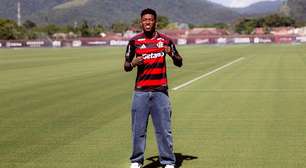 Vitão se emociona no Flamengo e afirma: "Maior clube do Brasil"