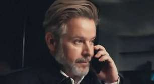 Três Graças: Ferette descobre namoro de Lorena e Juquinha e recebe cantada em bar LGBT