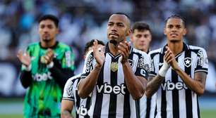 Torcida do Botafogo aprova troca de ídolos no bandeirão