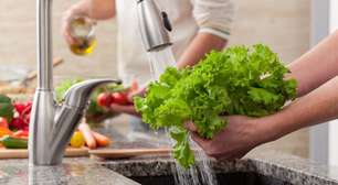 Erros comuns ao lavar frutas e verduras (e como evitar)