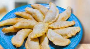 Receita de massa de pastel fácil feita com apenas dois ingredientes para você fritar e saborear em casa