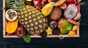 Se sua língua arde ao comer esta fruta, não é alergia: entenda o ataque microscópico que acontece na sua boca